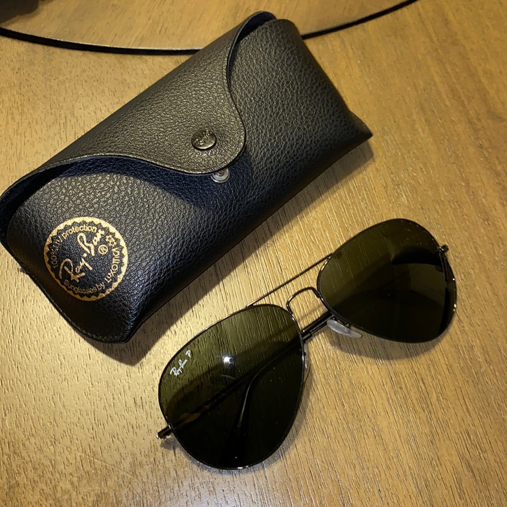 Ray bans polarized 62 MM aviators - large COMES WITH CASE, CLOTH, AND BOOKLET